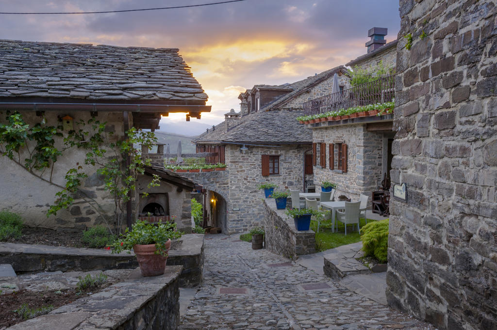 Borgo Casale Guest House Albareto  Bagian luar foto